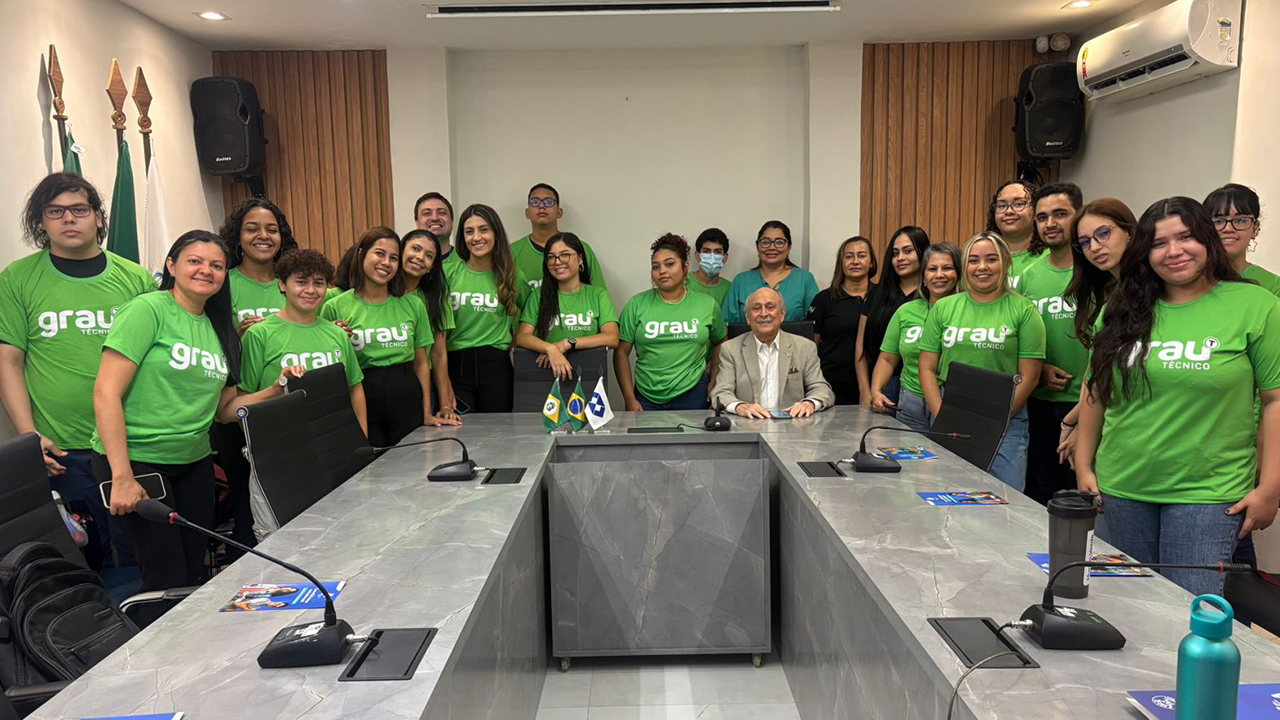 CRA-CE recebe alunos do Grau Técnico Washington Soares para visita institucional